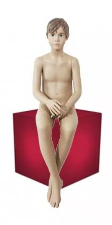 Детский скульптурный сидячий манекен мальчик \ Kolka-sid