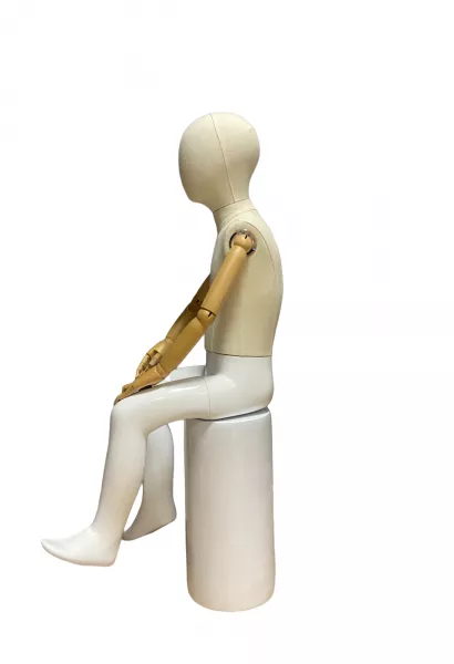 Детский сидячий манекен с деревянными руками \ VNG-B4 Детский сидячий манекен с деревянными руками \ VNG-B4